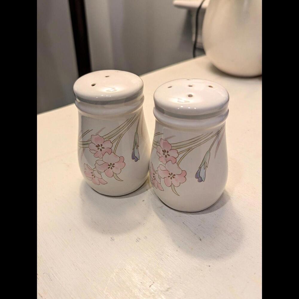 Vintage Gabriele Salt & Pepper Set By Studio Nova/Made In Thailand - Picture 2 of 3
